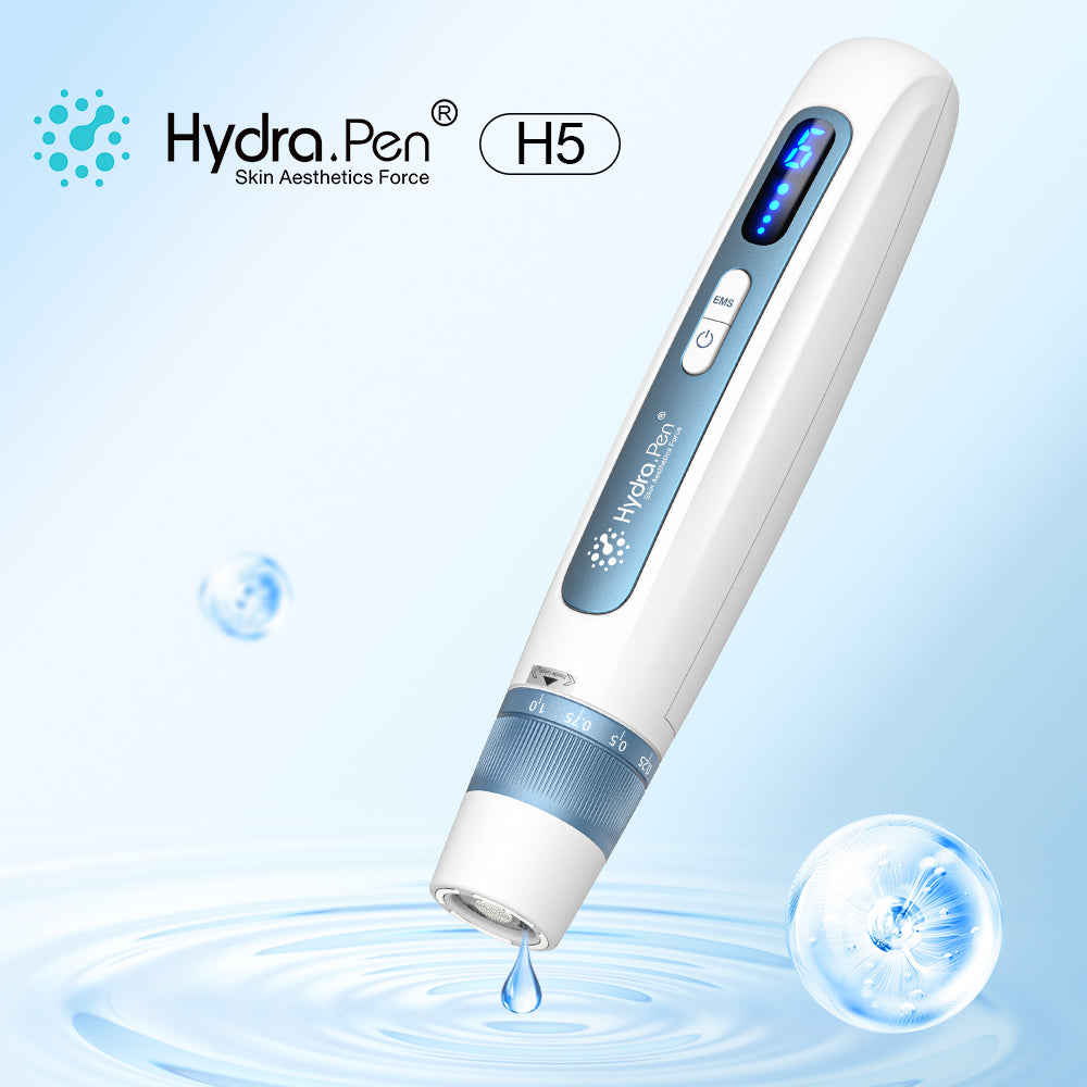 Staalblauwe Hydra Pen H5 met reservoirnaaldmodule tegen een blauwe achtergrond