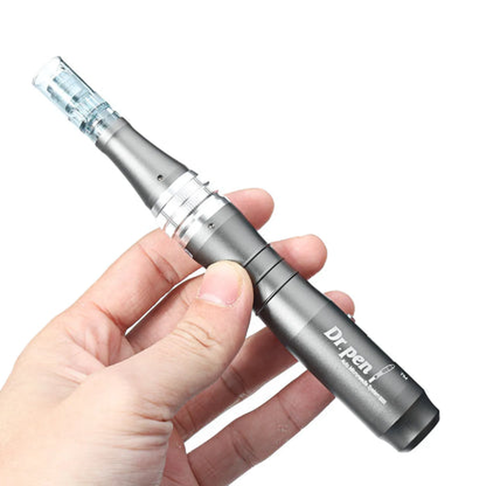 Dr. Pen M8 in een hand om vorm en formaat te tonen