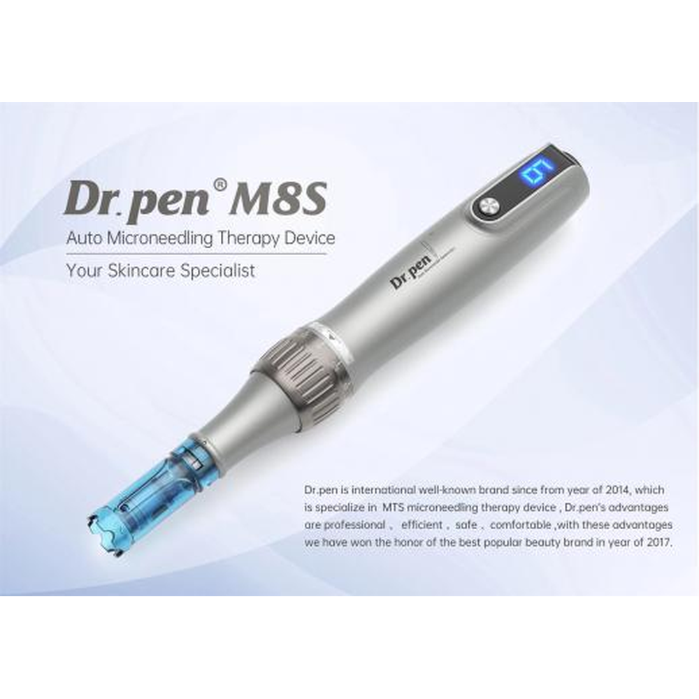 Dr. Pen M8s schuin afgebeeld met digitaal display en geplaatste blauwe naaldmodule